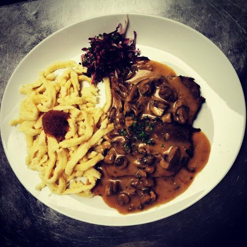 Rinderbraten mit hausgemachten Spätzle, Champignonrahmsoße