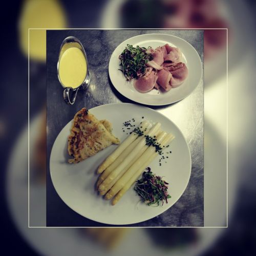 Spargel mit Kräuterflädle, Rosmarinschinken und Sauce Holondaise