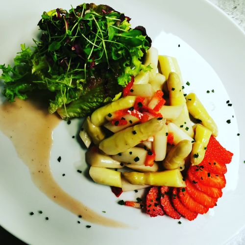 Spargelsalat mit Erdbeeren und Himbeer-Walnuss-Vinaigrette