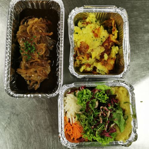 Zwiebelrostbraten mit Bratkartoffeln und Beilagensalat